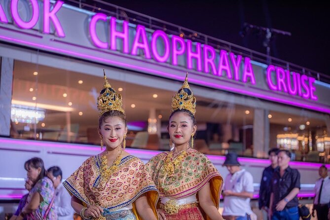 The Newest Luxury 5 Star Bangkok Chaophraya Dinner Cruise - Service Style: Friendly Crew and the Reality of Boarding Crowds