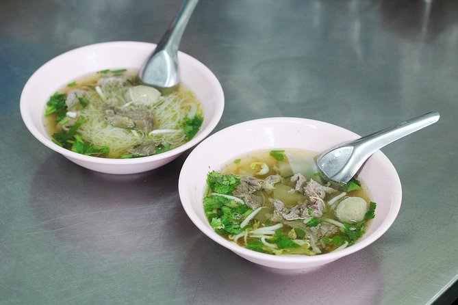 Timeless Thonburi Canal and Food Tour - The sacred pause: a temple visit inside Talat Phlu