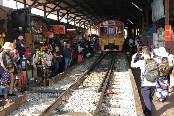 Train Market and Floating Market half day tour - Bartering and buying produce: how to do it without getting stressed