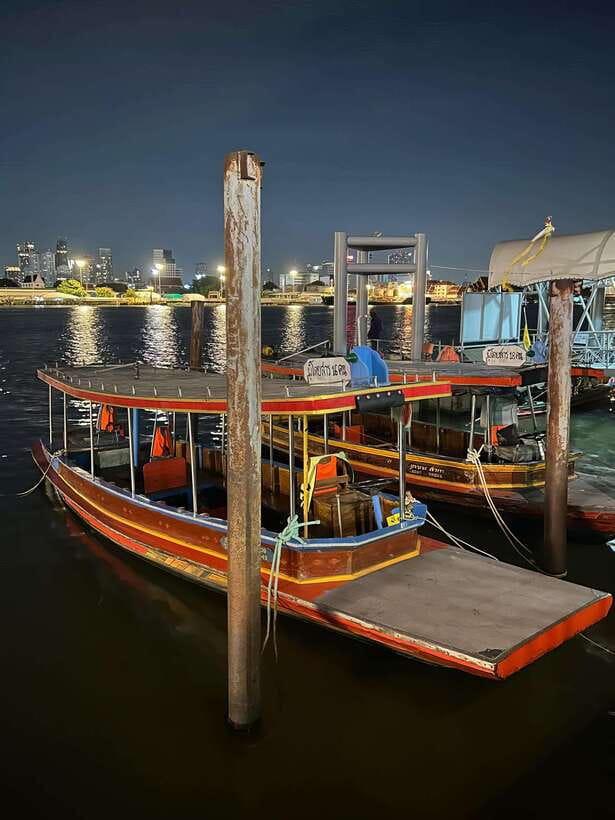 Twilight Firefly Bangkok Bicycle Tour - The Chao Phraya firefly cruise: the synchronized light show part