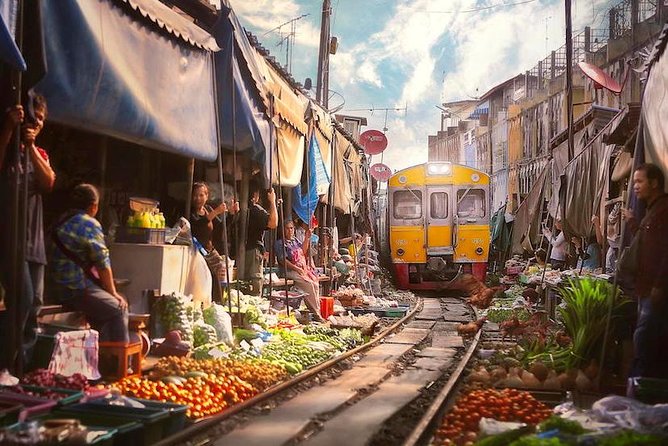 VIP Private Tour Damnoen Saduak+ Amphawa + Mae Klong Railway - A day that connects three market moods